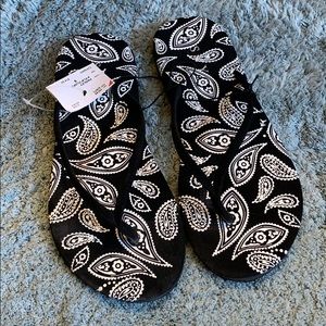 Esny black paisley fabric flip flops size 9